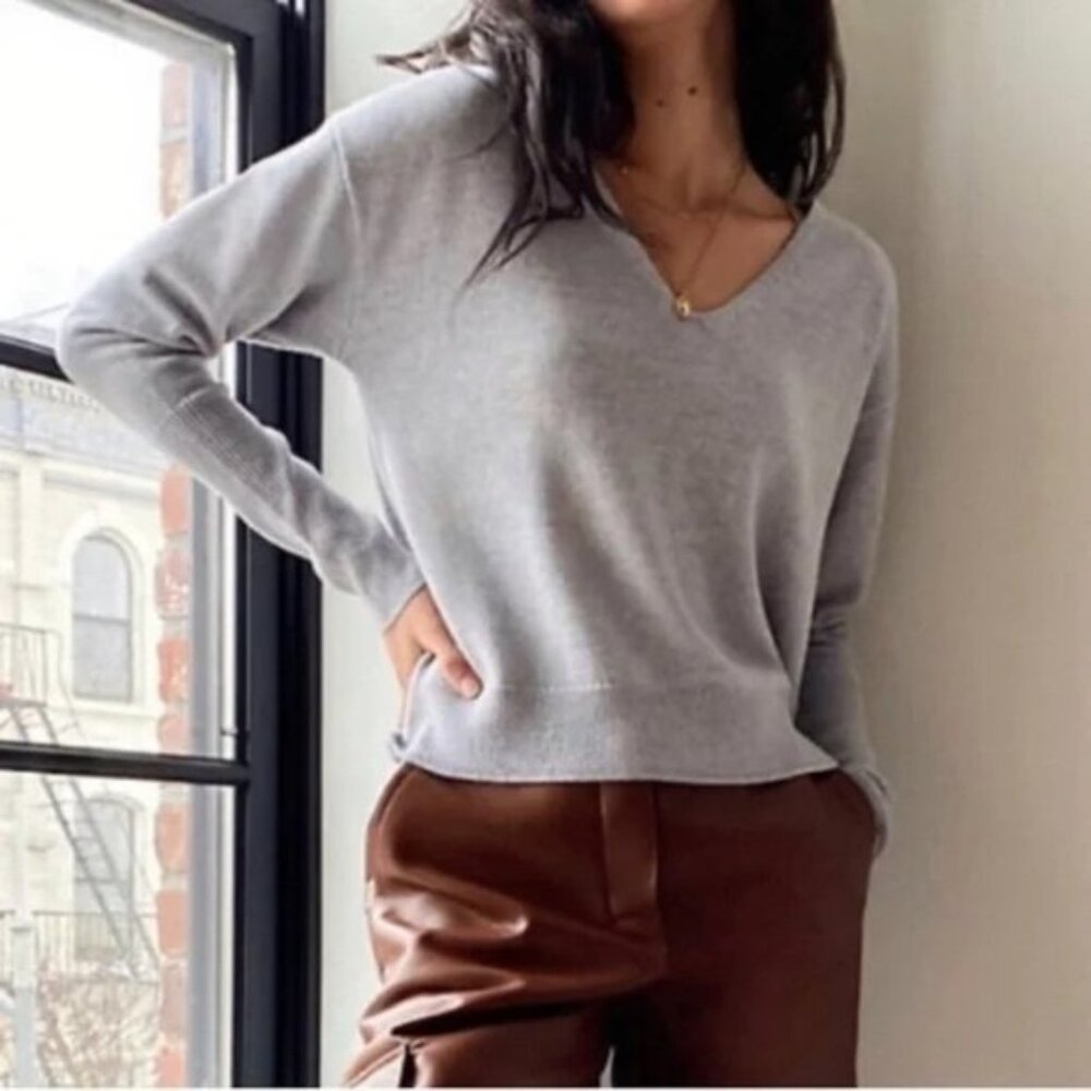Aritzia WILFRED Cyprie V-neck Sweater Women's Gray 100% Merino Wool Pullover XS